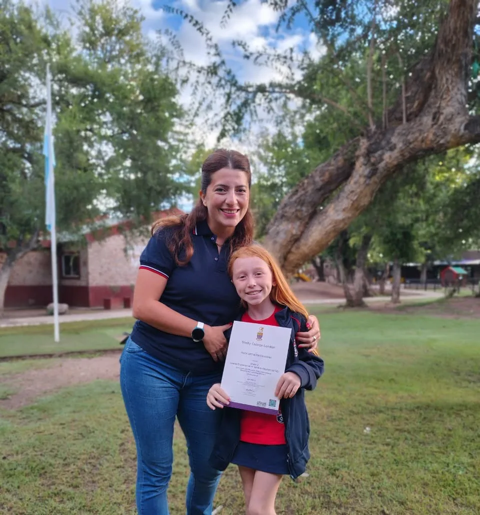 Alumnos trabajando en actividades de inglés